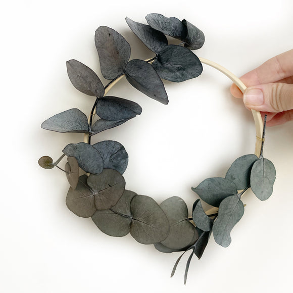 Brievenbus droogbloemen krans “mini eucalyptus” - Droogbloemen - Het Muurbloempje